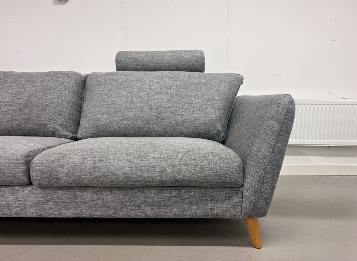 Stilren hörnsoffa (fotpall ingår)