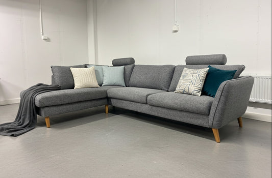 Stilren hörnsoffa (fotpall ingår)